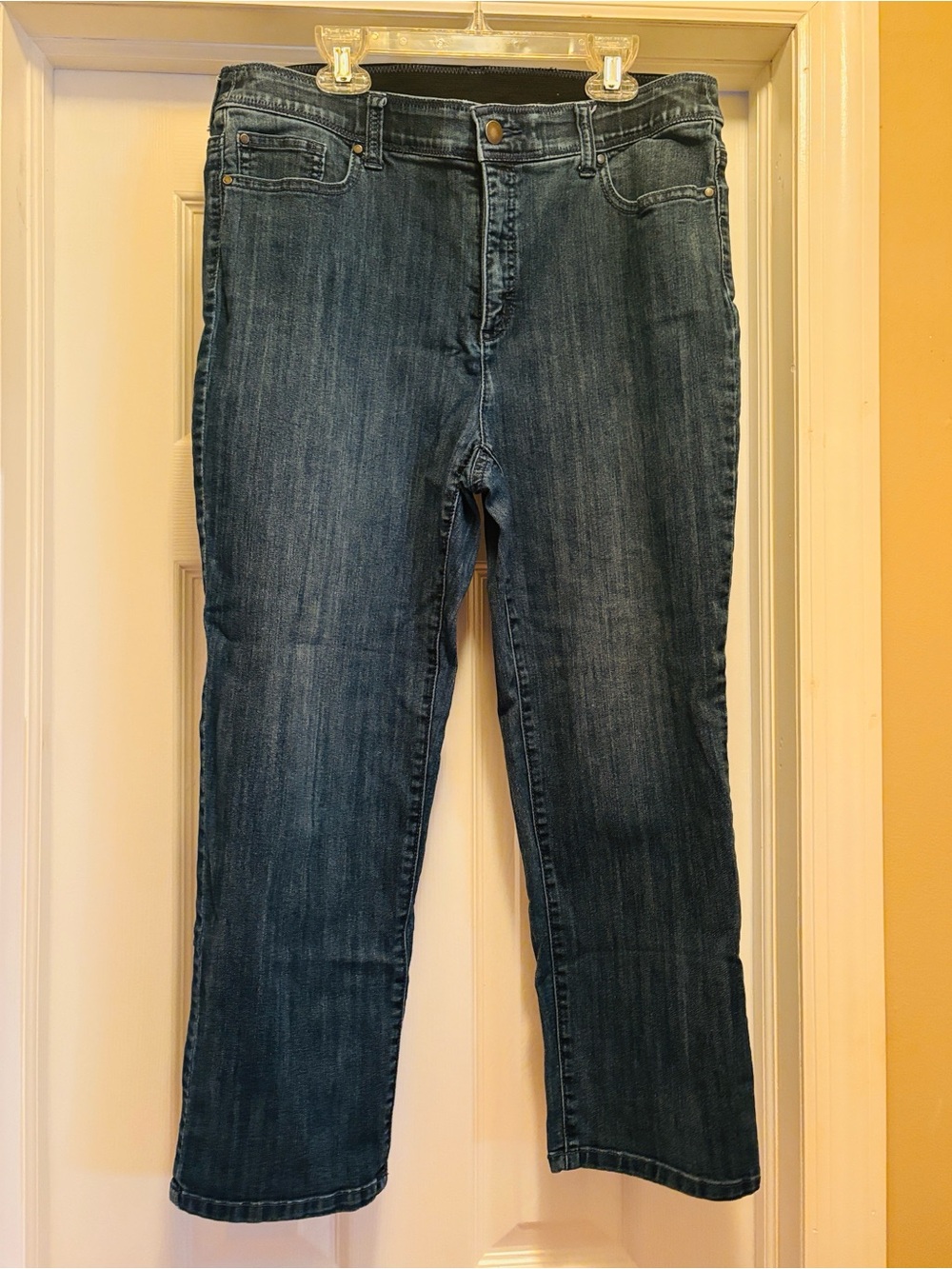 Gently used, CHICO’S Fabulously Slimming Crop Skinny Jeans👖